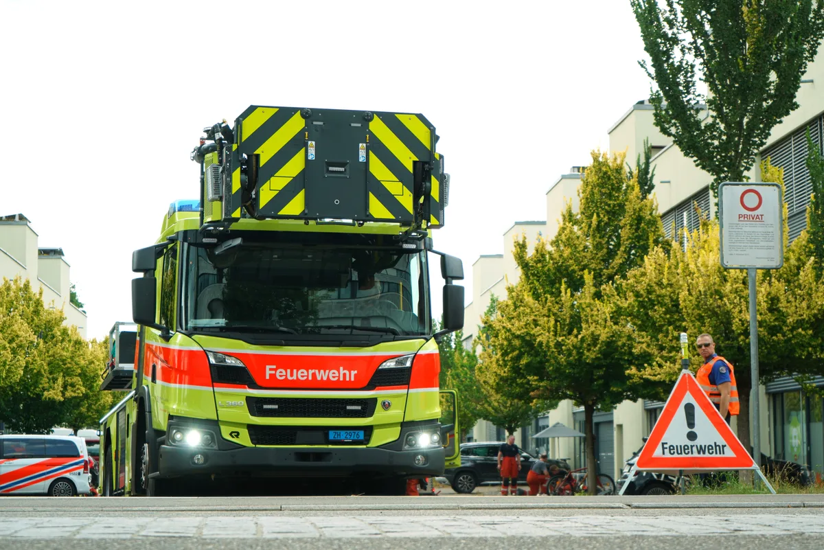 Einsatzkräfte der Feuerwehr, des Rettungsdiensts und der Polizei in Uster West.